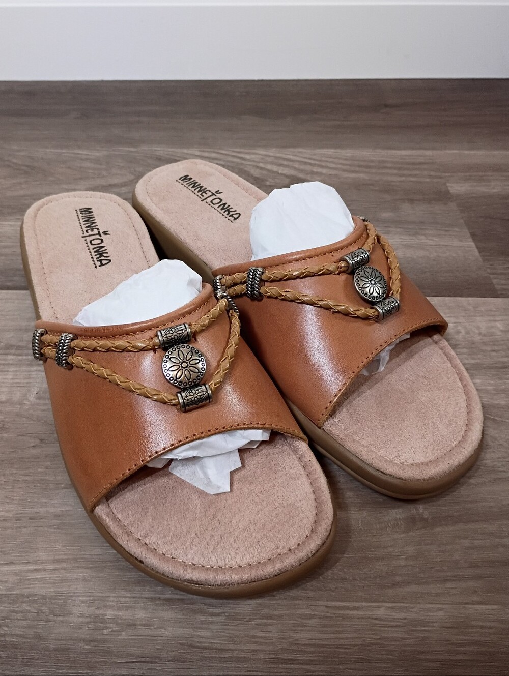 New In Box Minnetonka Womens Classic Casual Leather Silvertone Tan Slides Size 8